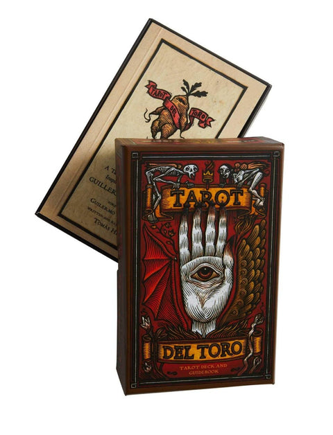 Tarot kortos Del Toro komplektas su raudonai ruda dėže ir pridedamu giduku, parodyta iš priekio šiek tiek pasviro kampu