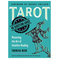 Tarot knyga Theresa Reed su turkio spalvos viršeliu, „No Questions Asked“ antspaudu ir piešiniu klajūno bei šuns