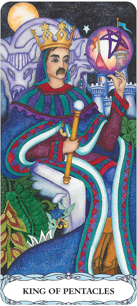 Pentaklių karalius tarot korta, pilnas priekinis vaizdas; ryškūs mėlyni‑violetiniai tonai, auksinė karūna, iliustracija