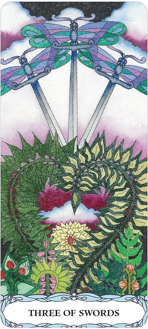 Tarot korta Trijų kardų, pastelinių žalių ir violetinių tonų iliustracija su trimis kardais virš gėlių širdies, standartinis dydis
