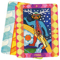 Tarot kortos Kvailys, ryškiaspalvė meninė korta priekyje su ornamentuotu atgalu; dvi kortos parodytos šonu