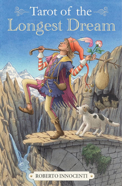 Tarot kortos Tarot of the Longest Dream Roberto Innocenti — priekinis viršelis su klajūnu, šunimi ir kalnų fone