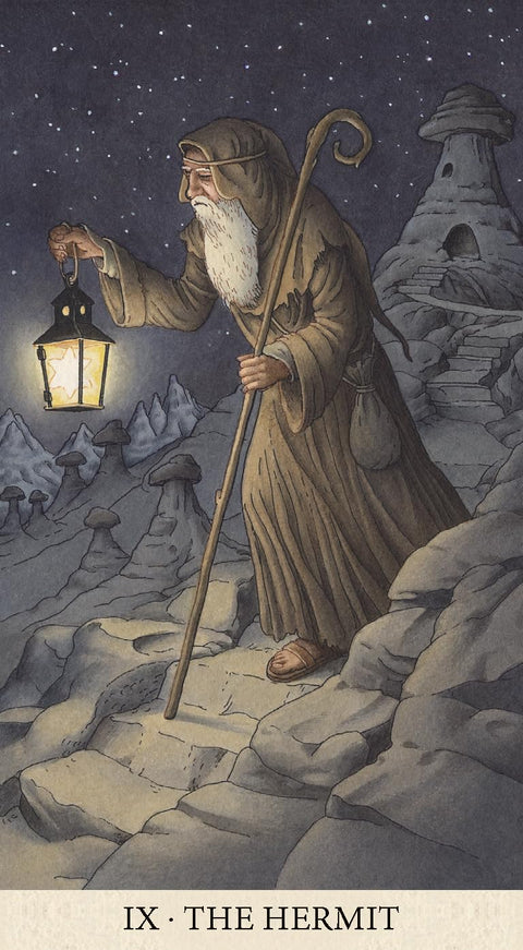 tarot korta Hermitas, vertikalus dizainas su senio žibintu ant uolėtos kalnų takos ir IX žymė, kortos variantas