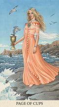 tarot korta Page of Cups — akvarelinė iliustracija: moteris persikinėje suknelėje ant uolos laiko taurę su šokančia žuvimi