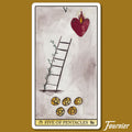 Tarot korta Pentaklių penketas (Fournier), akvarelinis smėlio ir raudonos tonų dizainas su kopėčiomis, pluosto širdimi ir penkiais auksiniais pentakliais