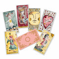 Tarot kortos su rožine auksiniu raštu nugarėle, akvarelinėmis iliustracijomis ir keliomis atverčiomis kortomis komplekte