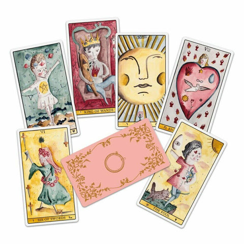 Tarot kortos su rožine auksiniu raštu nugarėle, akvarelinėmis iliustracijomis ir keliomis atverčiomis kortomis komplekte