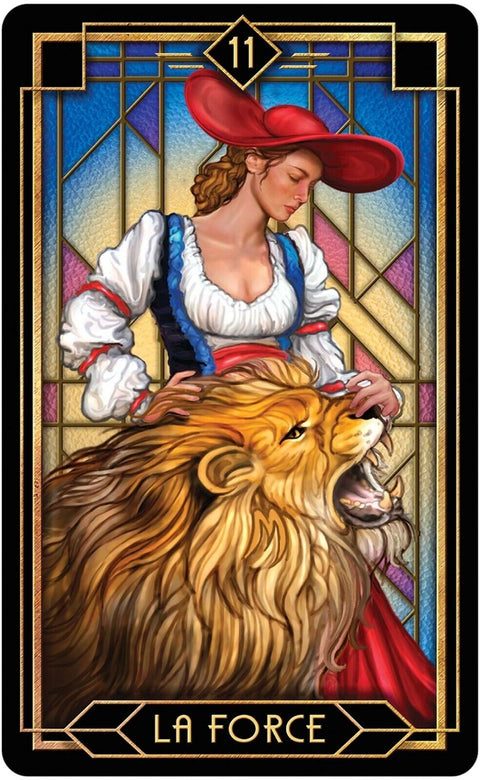 tarot korta La Force su auksiniu rėmu, moterimi raudona skrybėle glostančia riaumojantį liūtą, vitražo fone