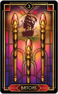 tarot korta Trijų lazdelų (3) — auksinės lazdos ant rausvai‑violetinio vitražo, laivo siluetas horizonte