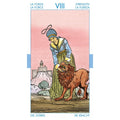 Tarot korta Stiprybė – moteris ramiai laiko liūtą už snukio prieš rožinį foną, klasikinis Rider–Waite variantas
