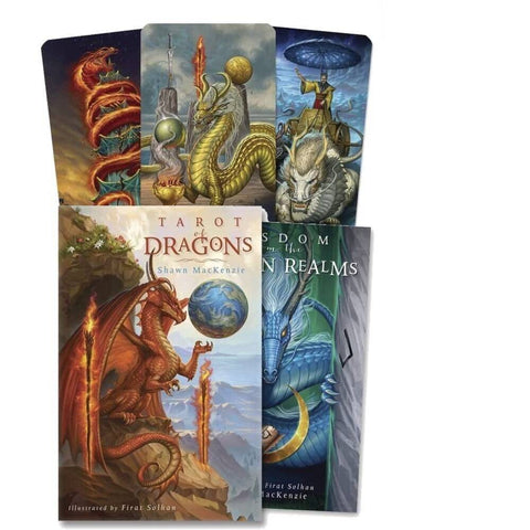 Tarot of Dragons taro kortų rinkinys (Shawn MacKenzie), dėžutės viršelis su raudonu drakonu ir fanuotos mėlynos bei žalios kortos