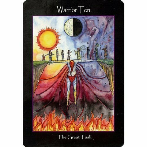 tarot korta Warrior Ten: akvarelinis dizainas su saulės ir mėnulio simboliais, herojaus kova virš ugnies, juodas rėmas