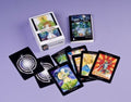 Tarot kortos "Tarot of the Sidhe" komplektas su dėžute ir išklotomis spalvingomis kortų priekinėmis pusėmis ant violetinio fono