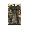 tarot korta VI su dideliu angelo paminklu fone ir dviem purvinais, apsirengusiais figūromis tamsių, pasaulinio stiliaus tonų kompozicijoje