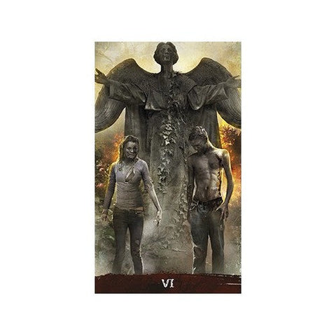 tarot korta VI su dideliu angelo paminklu fone ir dviem purvinais, apsirengusiais figūromis tamsių, pasaulinio stiliaus tonų kompozicijoje