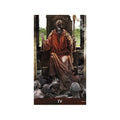 tarot korta IV „Imperatorius“ – postapokaliptinė versija su dujokauke ir rudu-oranžiniu apsiaustu, valdovas ant sosto, skiriasi šiurpia aplinka