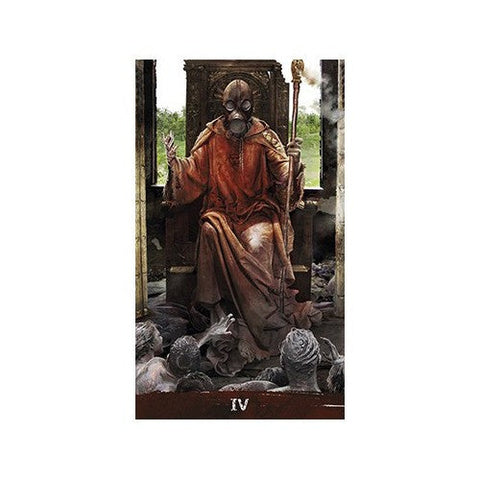 tarot korta IV „Imperatorius“ – postapokaliptinė versija su dujokauke ir rudu-oranžiniu apsiaustu, valdovas ant sosto, skiriasi šiurpia aplinka