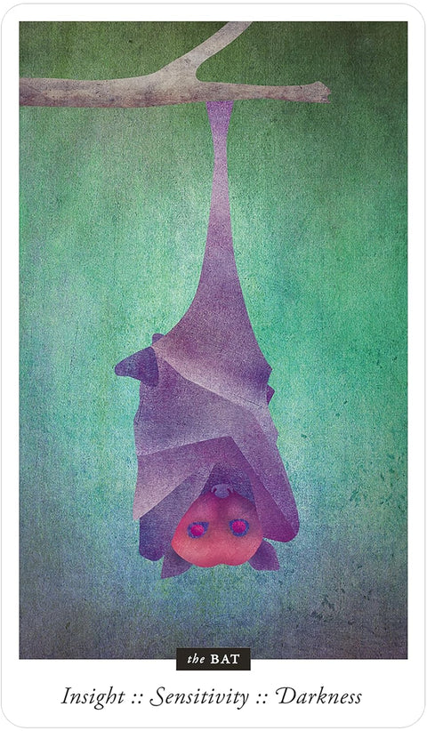 tarot korta Bat: violetinė kabančio šikšnosparnio iliustracija ant žalsvo fono, vertikalus plakato variantas