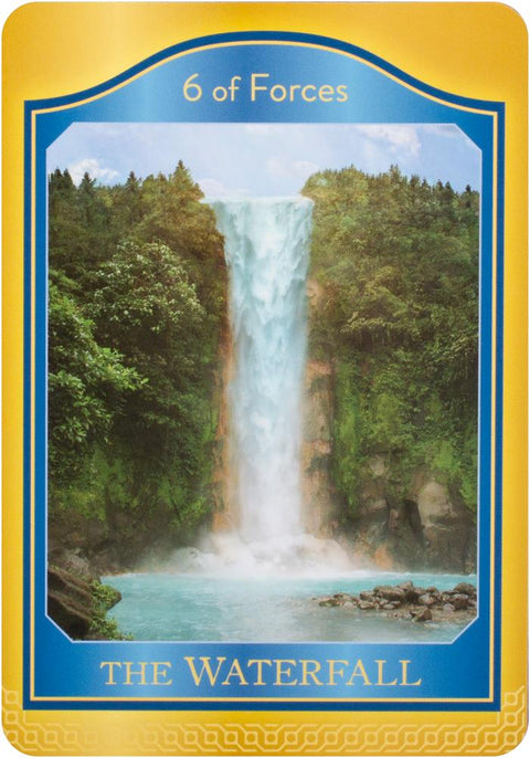 Orakulo korta The Waterfall, geltonai–mėlynas rėmas, priekinė pusė su krioklio iliustracija, skirta intuiciniams skaitymams