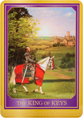 tarot korta Karalius raktų su violetine ir auksine rėme, raudona žirgo skraiste ir tolimo pilies fone