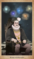 Tarot korta Karalius Kardų, American Renaissance leidimas, sėdintis karalius pilkais rūbais laiko teleskopą prieš žvaigždėtą foną