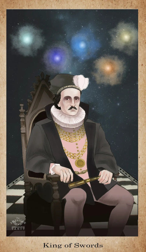 Tarot korta Karalius Kardų, American Renaissance leidimas, sėdintis karalius pilkais rūbais laiko teleskopą prieš žvaigždėtą foną