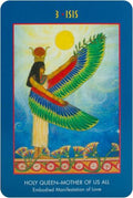 tarot korta Isis su ryškiomis žaliomis ir mėlynomis sparnais, saulės motyvu ir dekoratyviniu žiedų bortu