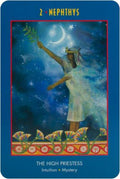 Tarot korta Aukštoji kunigė (Nephthys) – mėlyna žvaigždėta iliustracija su baltai apsirengusia moterimi, pusmėnuliu ir gėlių rėmu