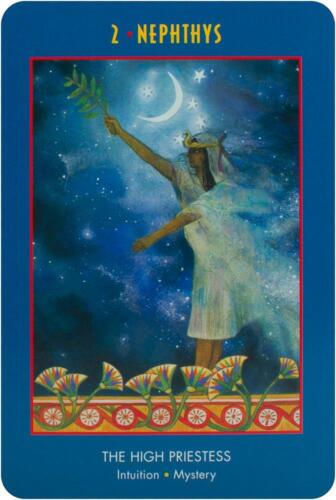Tarot korta Aukštoji kunigė (Nephthys) – mėlyna žvaigždėta iliustracija su baltai apsirengusia moterimi, pusmėnuliu ir gėlių rėmu