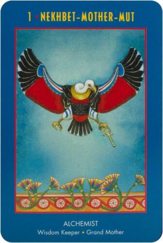 Tarot korta Alchemikas – mėlynas fonas su skraidančiu ereliu ir žydinčiu bortu, 'Nekhbet‑Mother‑Mut' variantas, reiškia išmintį