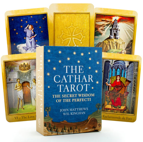 Prekės puslapiui: mėlynas The Cathar Tarot dėklas priekyje su auksinėmis kortelių kraštinėmis ir penkiomis viduramžiškų iliustracijų kortomis fone