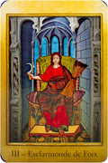 Tarot korta III su auksiniu rėmu, sėdinčia raudona figūra, laikanti pjautuvą ir kūlės ryšulį, gotikinis fonas
