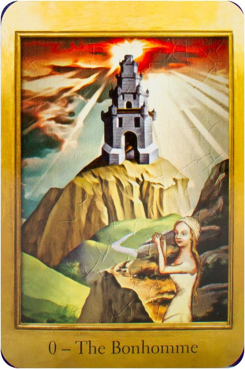 tarot korta 0 – The Bonhomme, auksiniu rėmu, pilis ant uolos ir moteris prie kelio, unikali priekinė iliustracija
