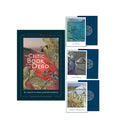 Celtic Book of the Dead kortų rinkinys su tamsiai mėlynu dėklu ir iliustruotu viršeliu, dešinėje matomos trys pavyzdinės kortos