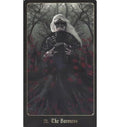 tarot korta Baroness — juoda ilgo portreto kompozicija su baltaveide moterimi, kauke ir vėduokle, raudonų rožių akcentai