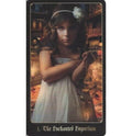 Tarot korta The Enchanted Emporium (1) priekinė pusė — mergaitė baltais rūbais laiko žibintą, tamsi kolekcinė iliustracija