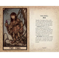 Tarot korta Kvailys, ruda iliustruota versija su elfų figura kairėje ir išsamiu aprašymu dešinėje
