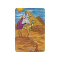 tarot korta Rider, spalvota dykumos scena su kupranugariu prieš piramides ir violetine skraiste, vienetinė korta