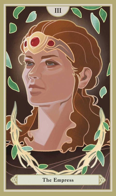 Tarot korta Imperatorienė iš iliustruoto denio, matinio popieriaus variantas, artimas portreto kampas su žalio vainiko akcentu