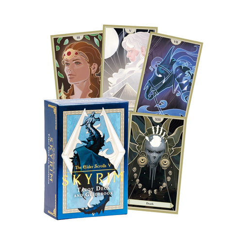 Skyrim tarot kortų rinkinys su mėlyna dėžute ir keliomis eksponuotomis kortomis (Mirtis, riteris, deivė) skirtas kolekcininkams ir žaidėjams