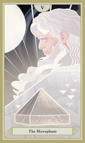 Tarot korta Hierophant – vertikali šviesi iliustracija su baltais plaukais ir barzda, žvelgiančiu autoritetu ir piramide apačioje