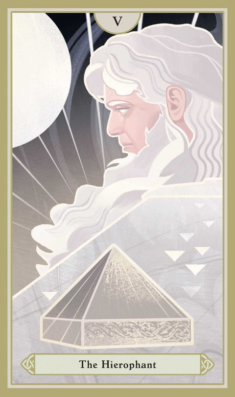 Tarot korta Hierophant – vertikali šviesi iliustracija su baltais plaukais ir barzda, žvelgiančiu autoritetu ir piramide apačioje