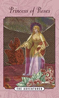 tarot korta Princess of Roses (The Adventurer), rožiniu rėmeliu, moters figūra su kardais ir gėlėmis priekyje