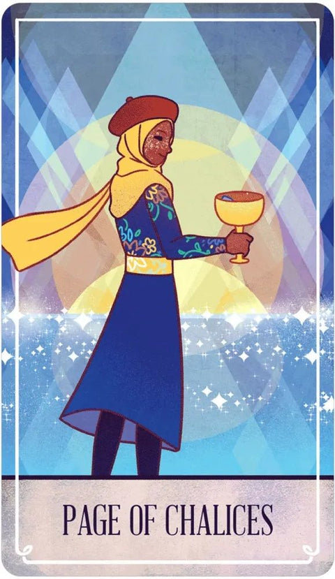 Tarot korta Puodelių puslapis: stovi profilio poza su geltonu šaliu ir berete, mėlyna suknia laiko aukso taurę prieš žvaigždėtą foną