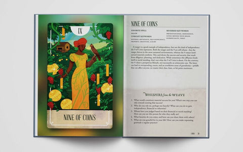 tarot korta Devyni monetų atversto leidinio puslapyje, ryški iliustracija kairėje ir paaiškinimai dešinėje