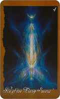 tarot korta Ugninis kalavijas, vertikalus švytintis kardas mėlynos ir aukso aūros centre, priekinis fokusas