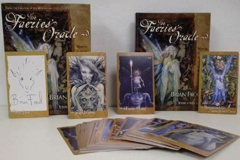 Faeries Oracle kortos komplektas su dekoratyvia dėžute ir išskleistu kortų ventiliatoriumi, matomos kelios iliustracijos