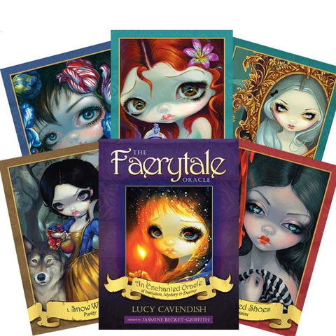 Faerytale Oracle kortų rinkinys Lucy Cavendish — violetinė dėžutė su viršeliu ir kelios fėjiškos kortos fanuotos į šoną