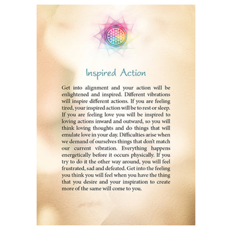Orakulo korta „Inspired Action“ su pastelinio smėlio fono spalvota mandala viršuje ir tekstu apie įkvėptą, ramų veiksmą