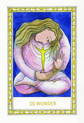 tarot korta 10 "Wonder" – spalvinga priekinė korta su sėdinčia moters figūra, glėbyje švytintis geltonas žmogeliukas ir auksinis rėmas